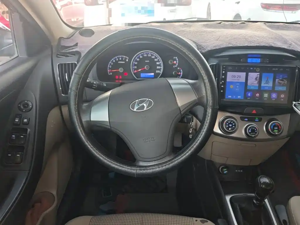 Hyundai Elantra — фото 11
