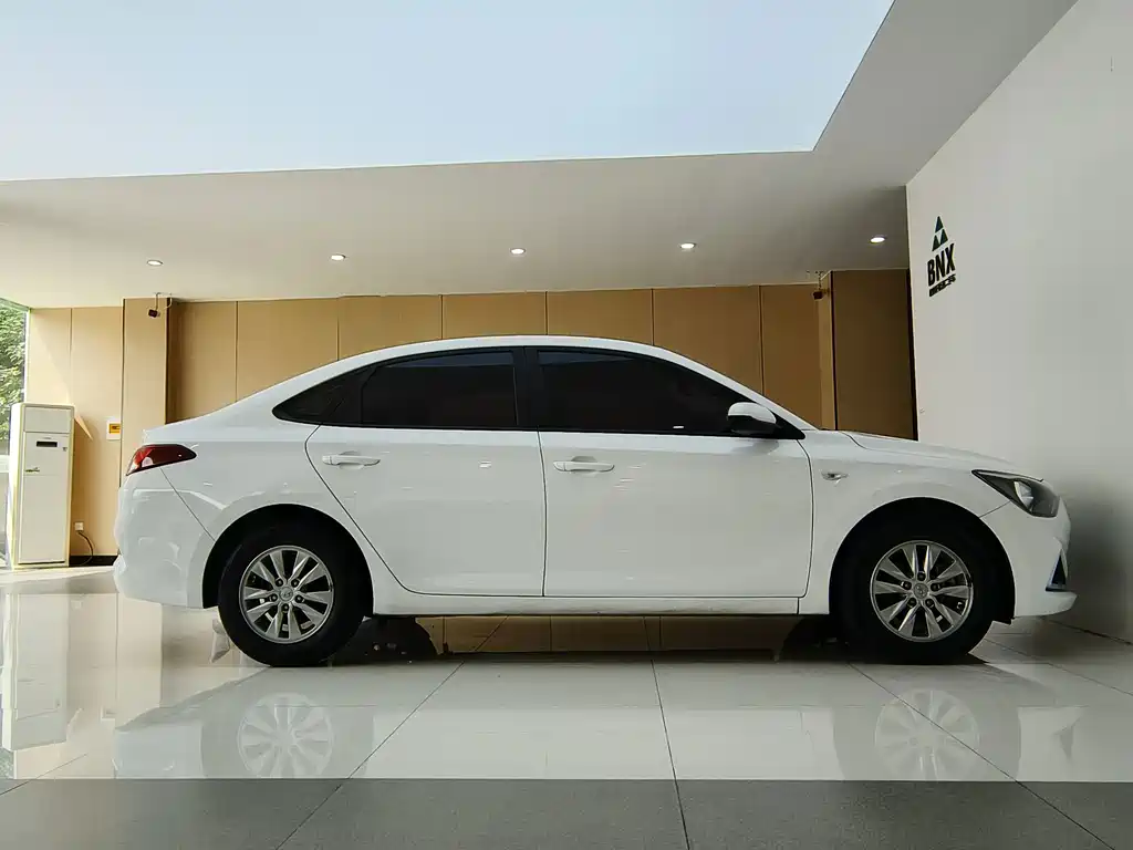 Hyundai Elantra — фото 3