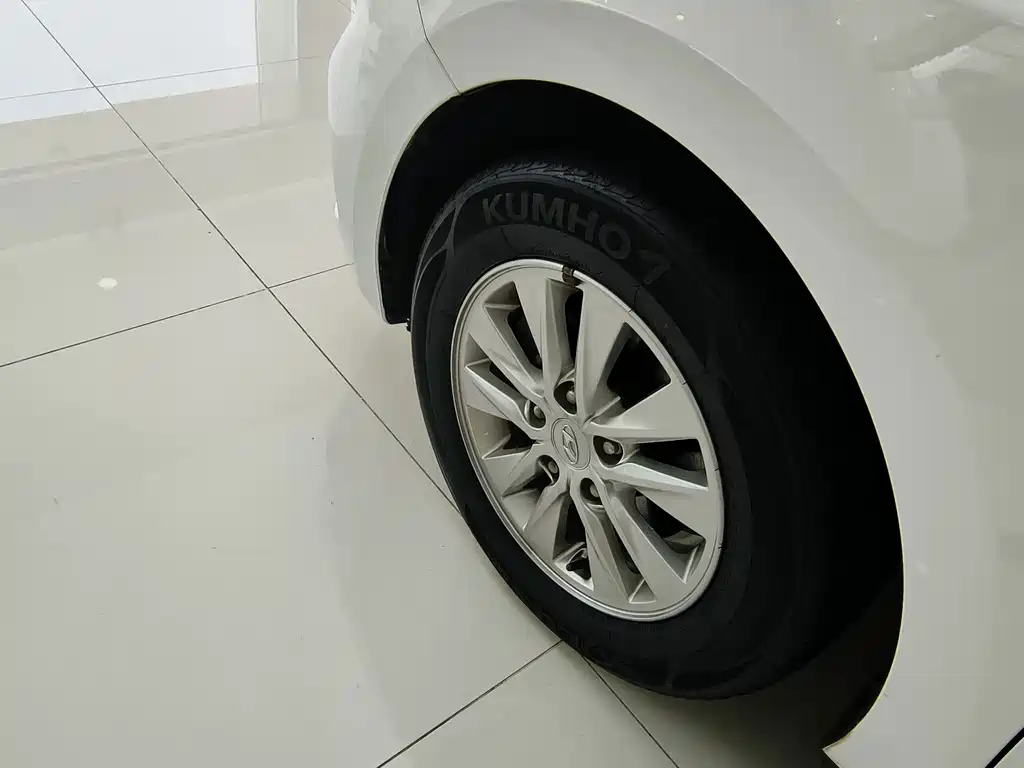 Hyundai Elantra — фото 27