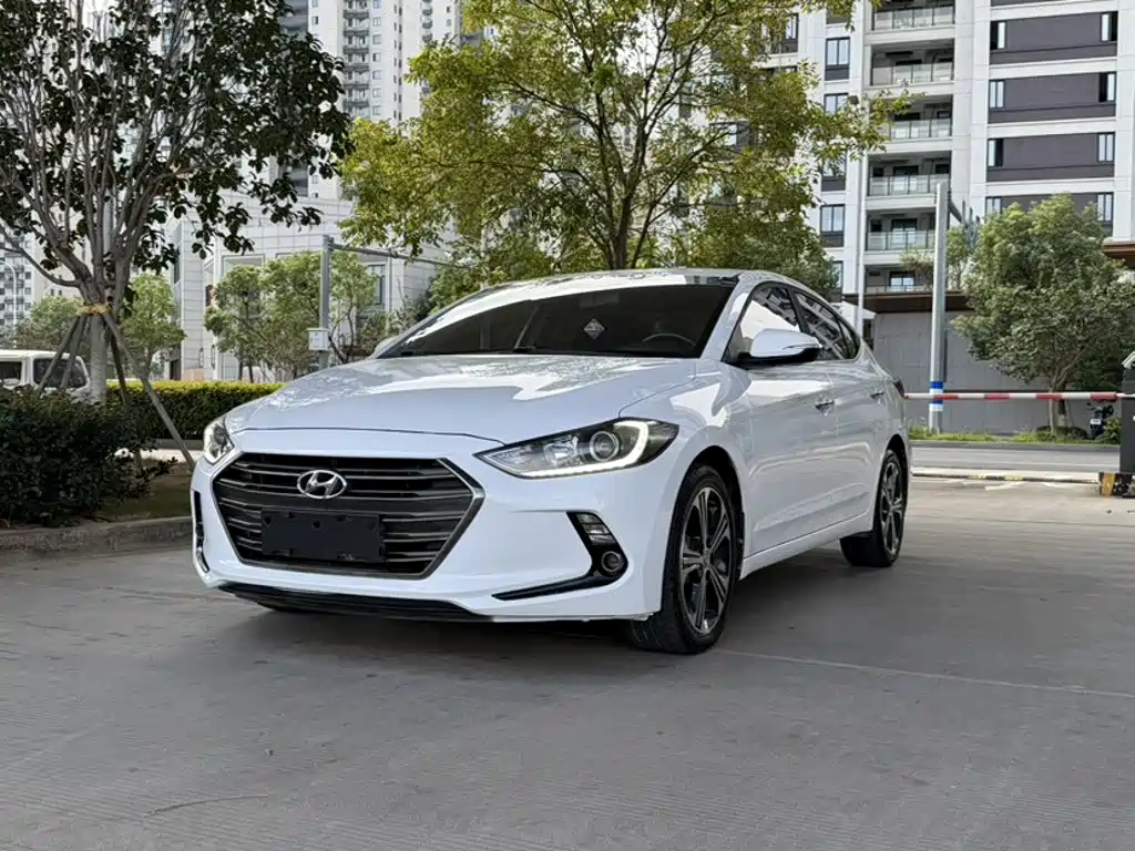 Hyundai Elantra — фото 2