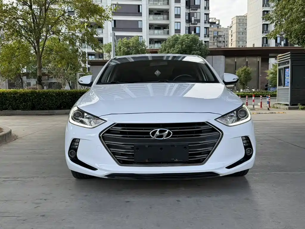 Hyundai Elantra — фото 3