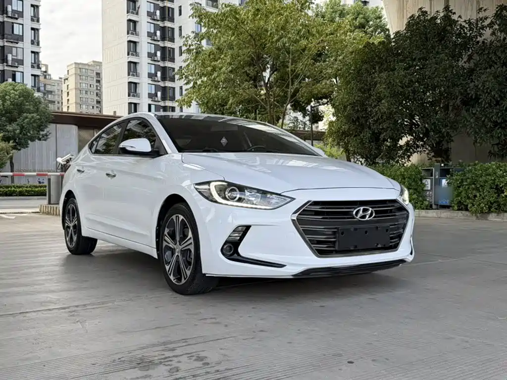 Hyundai Elantra — фото 4