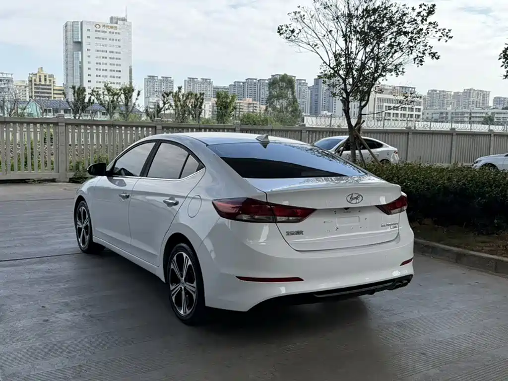 Hyundai Elantra — фото 5