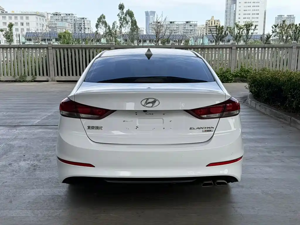 Hyundai Elantra — фото 6