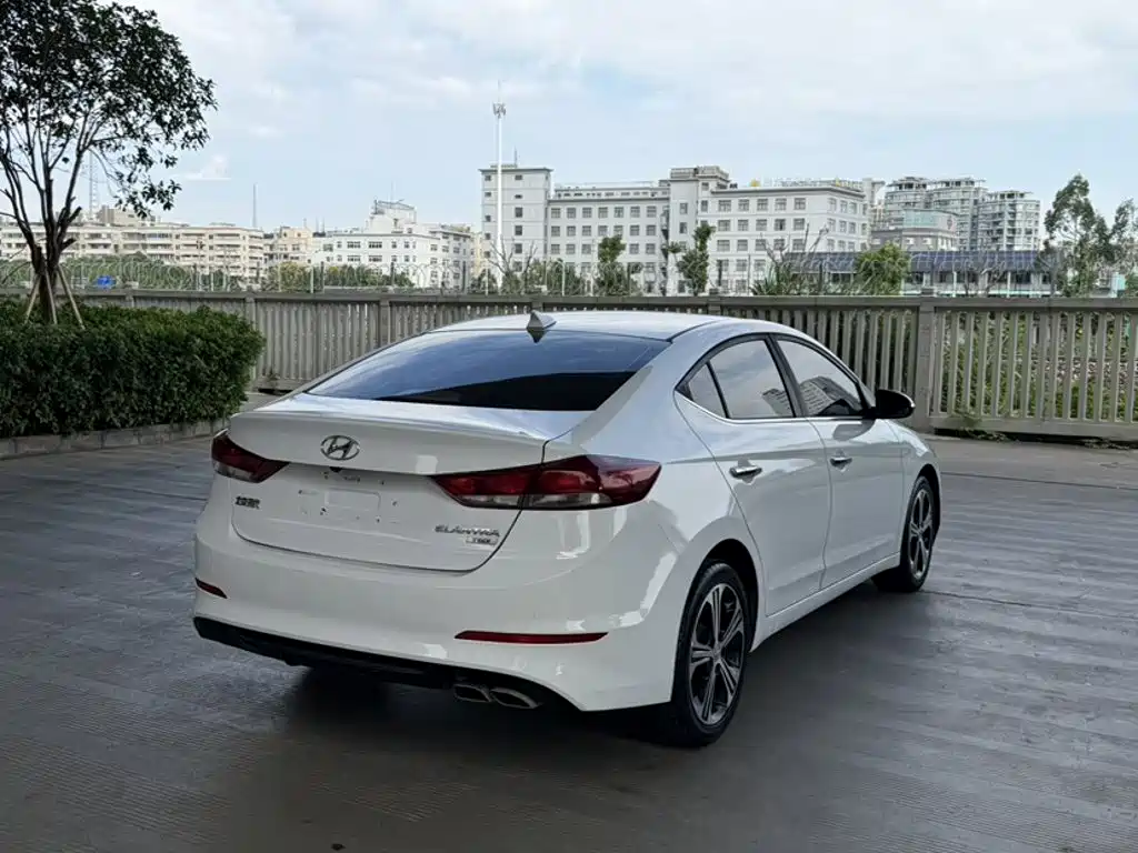 Hyundai Elantra — фото 7