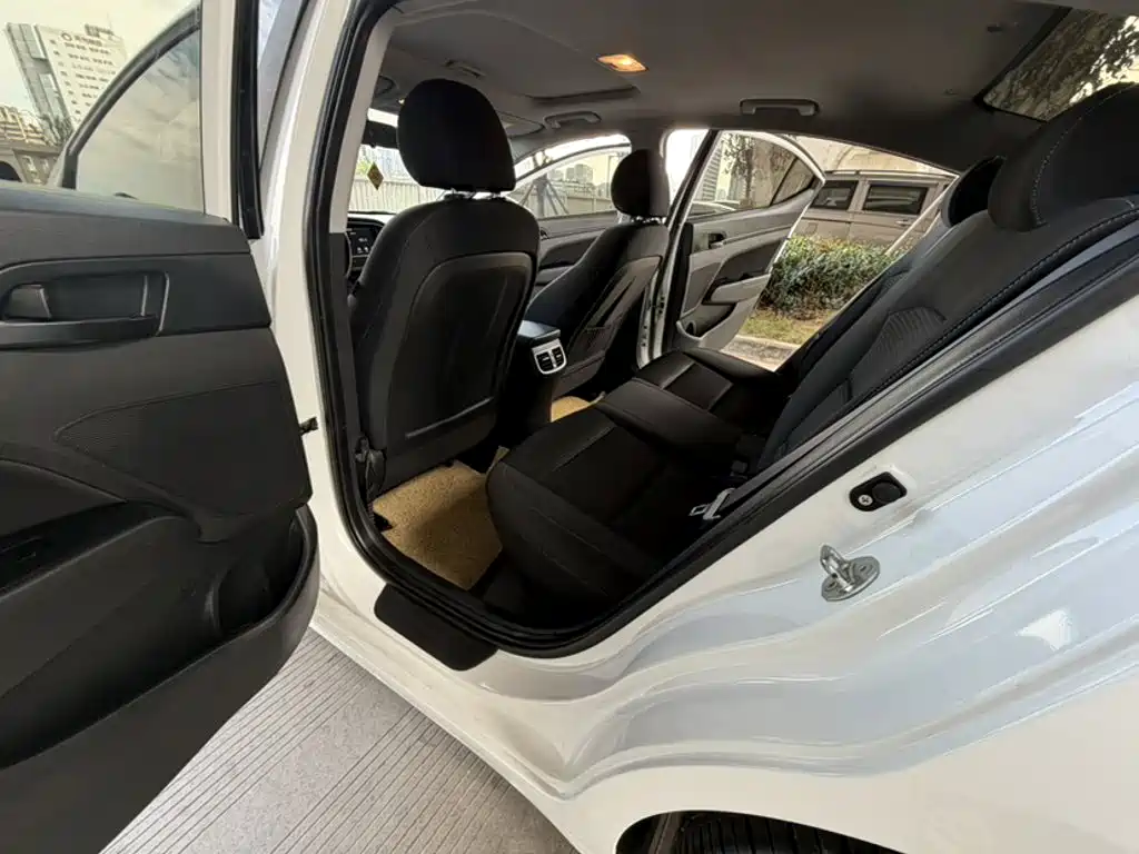 Hyundai Elantra — фото 10