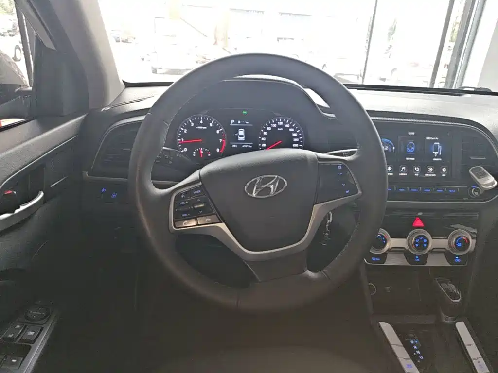 Hyundai Elantra — фото 11