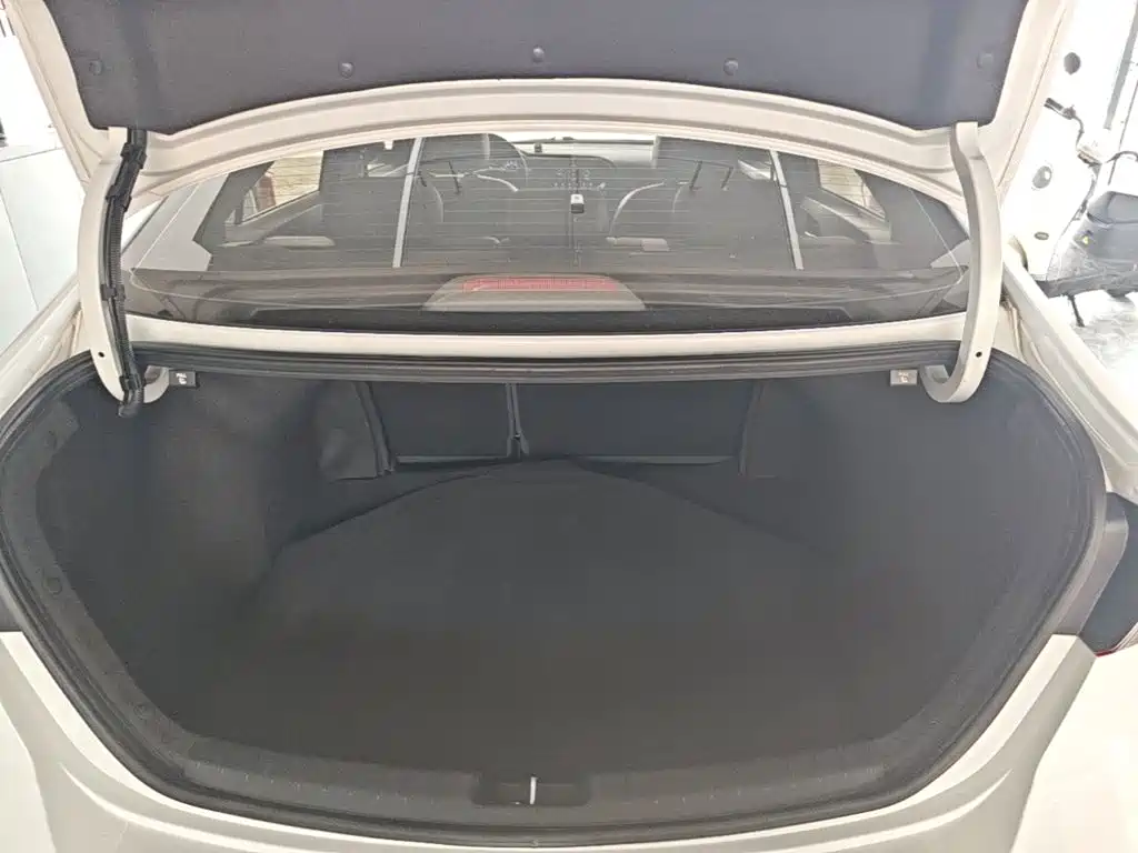 Hyundai Elantra — фото 19