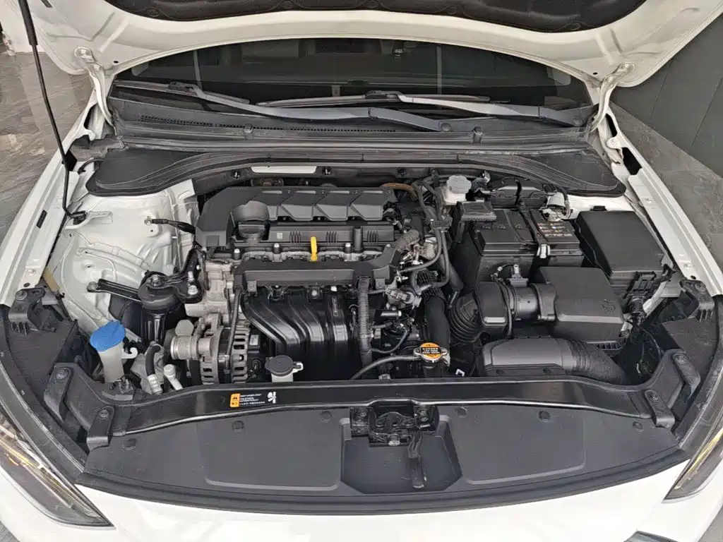 Hyundai Elantra — фото 20