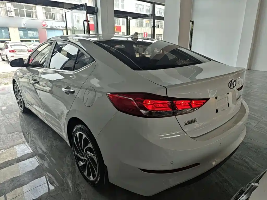 Hyundai Elantra — фото 5