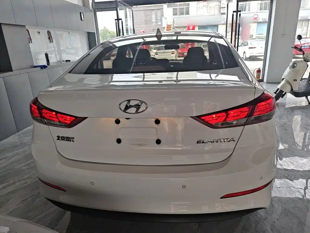 Hyundai Elantra — фото 6