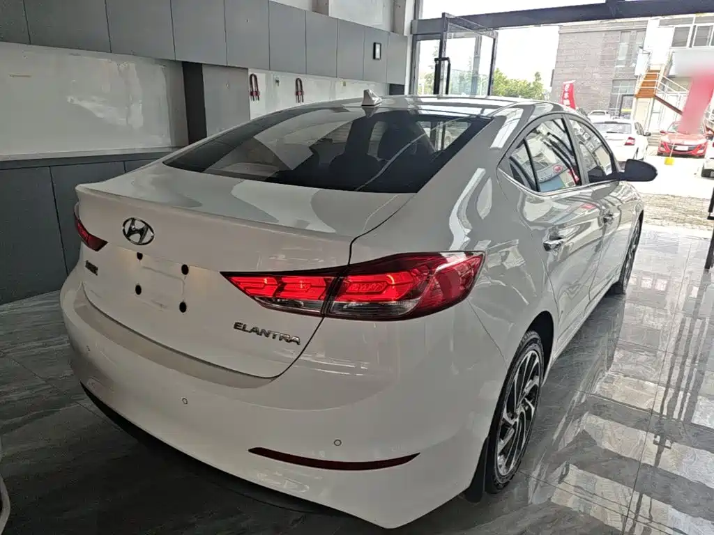 Hyundai Elantra — фото 7