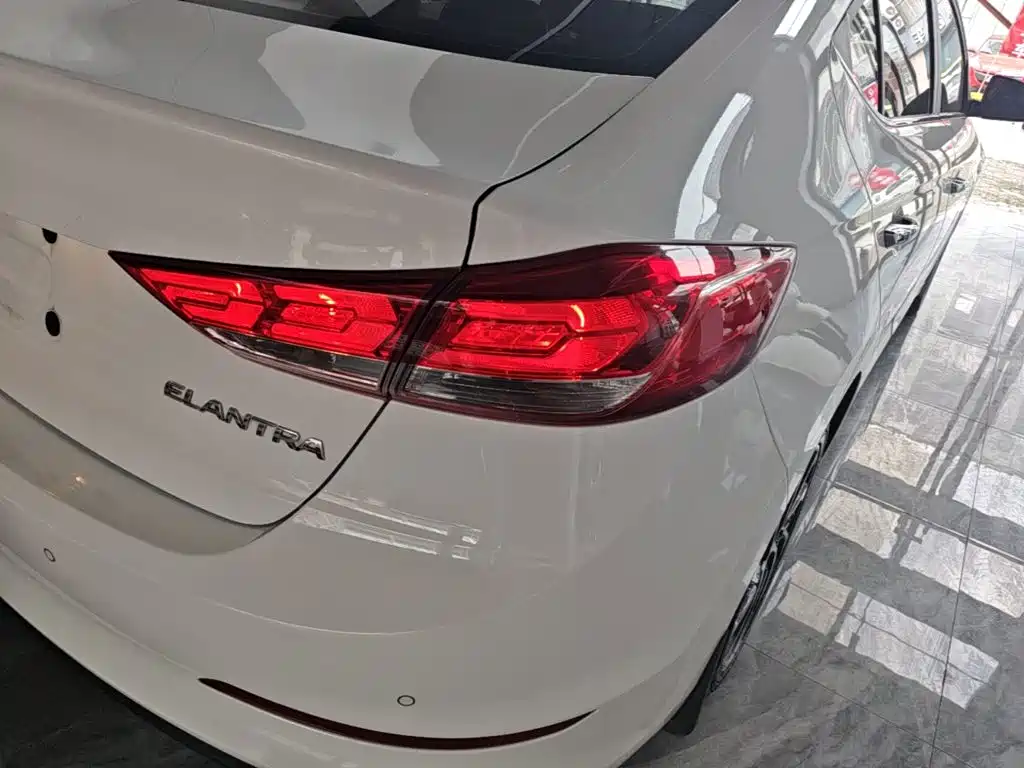 Hyundai Elantra — фото 8