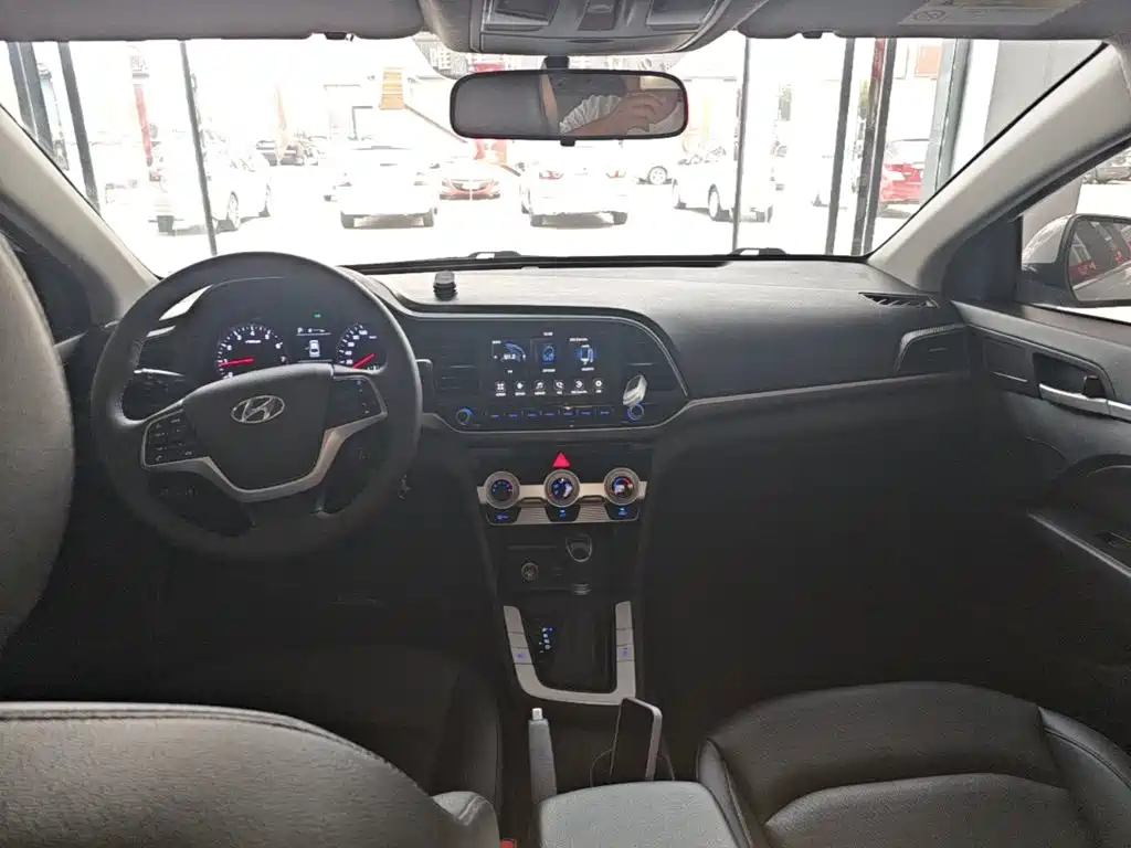 Hyundai Elantra — фото 10