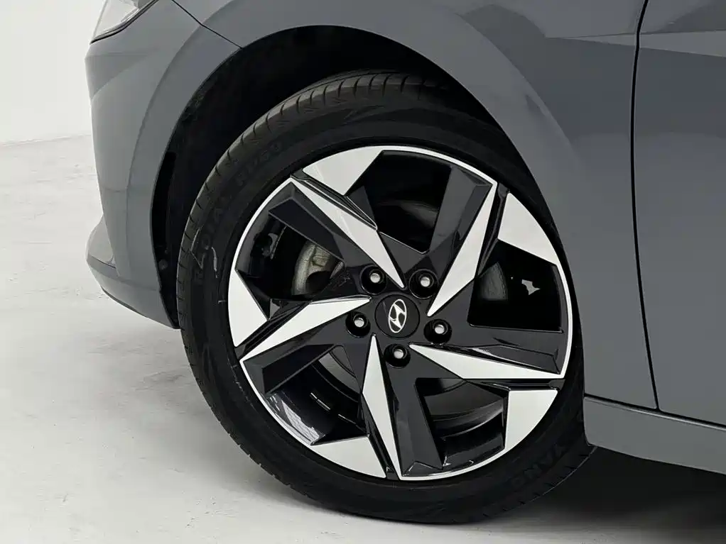Hyundai Elantra — фото 11