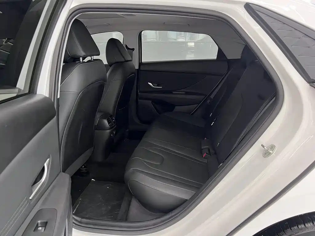 Hyundai Elantra — фото 11