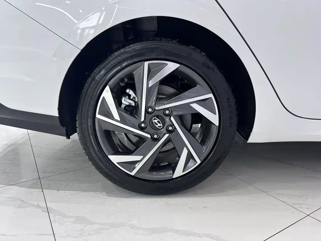 Hyundai Elantra — фото 18