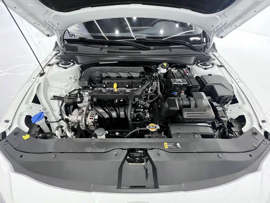 Hyundai Elantra — фото 19
