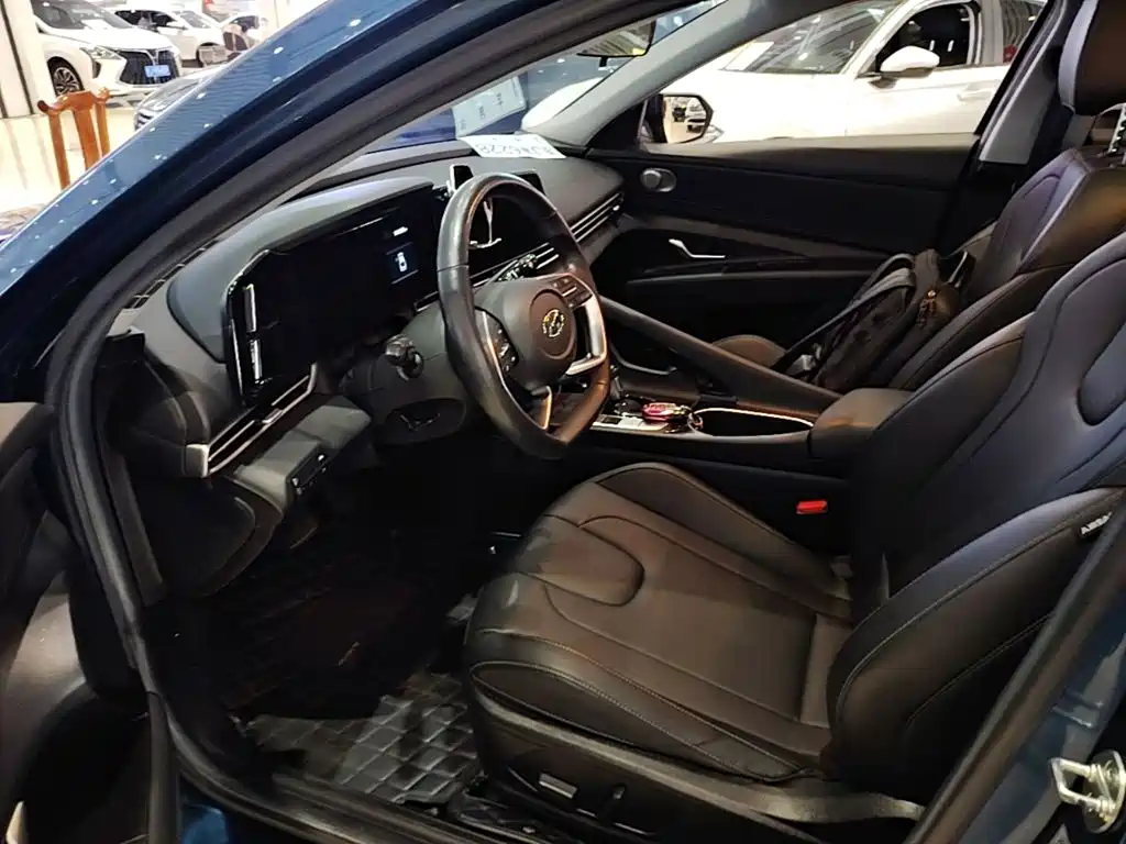 Hyundai Elantra — фото 11