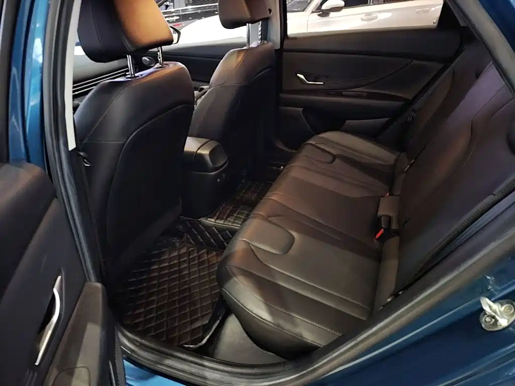 Hyundai Elantra — фото 13