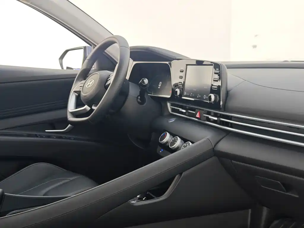 Hyundai Elantra — фото 11
