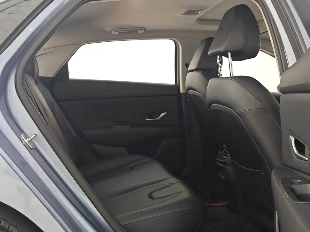 Hyundai Elantra — фото 15