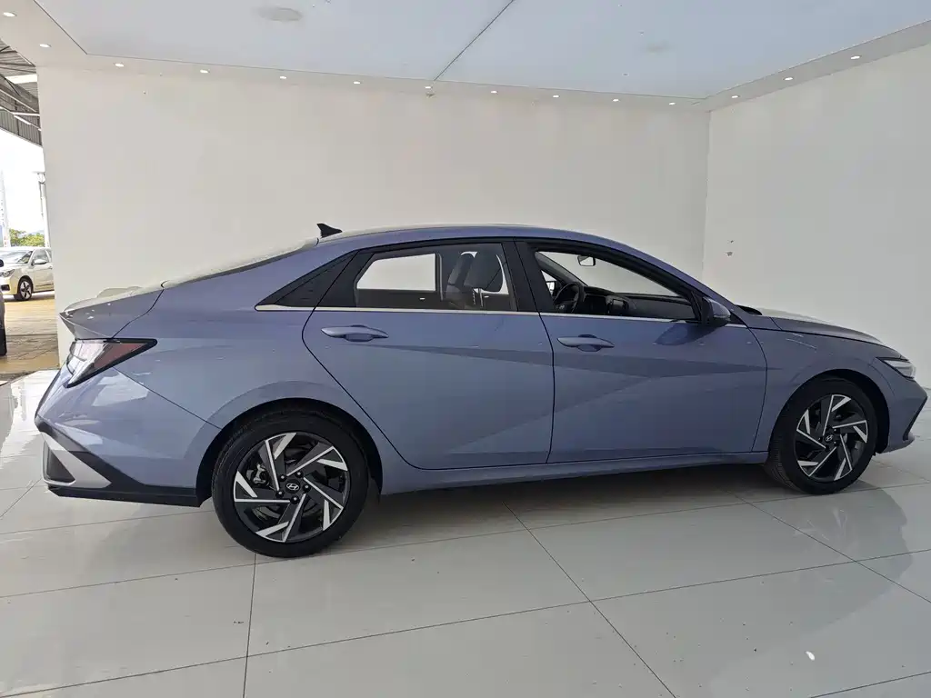 Hyundai Elantra — фото 18