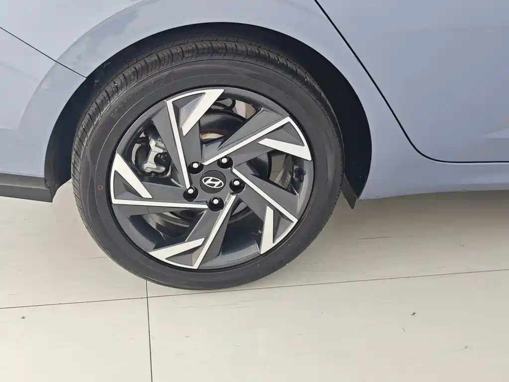 Hyundai Elantra — фото 19