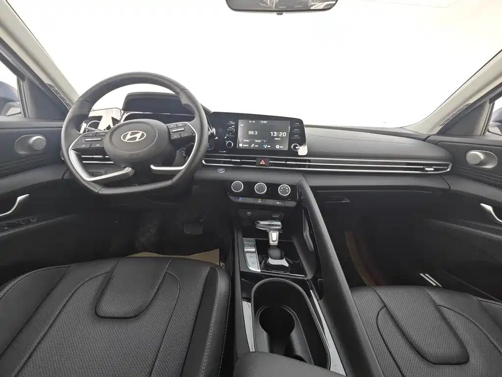 Hyundai Elantra — фото 20