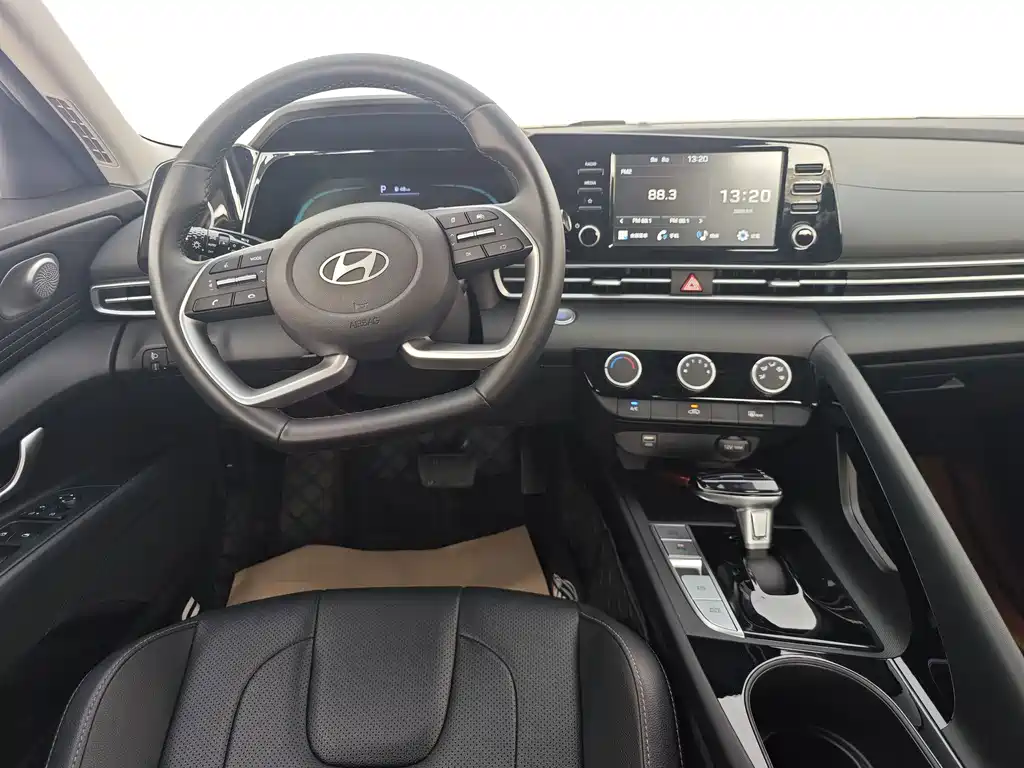 Hyundai Elantra — фото 21