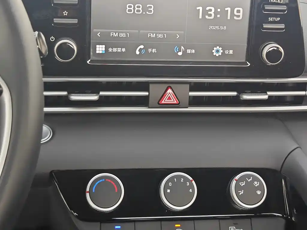 Hyundai Elantra — фото 22
