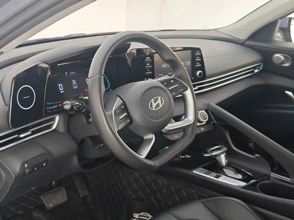 Hyundai Elantra — фото 25