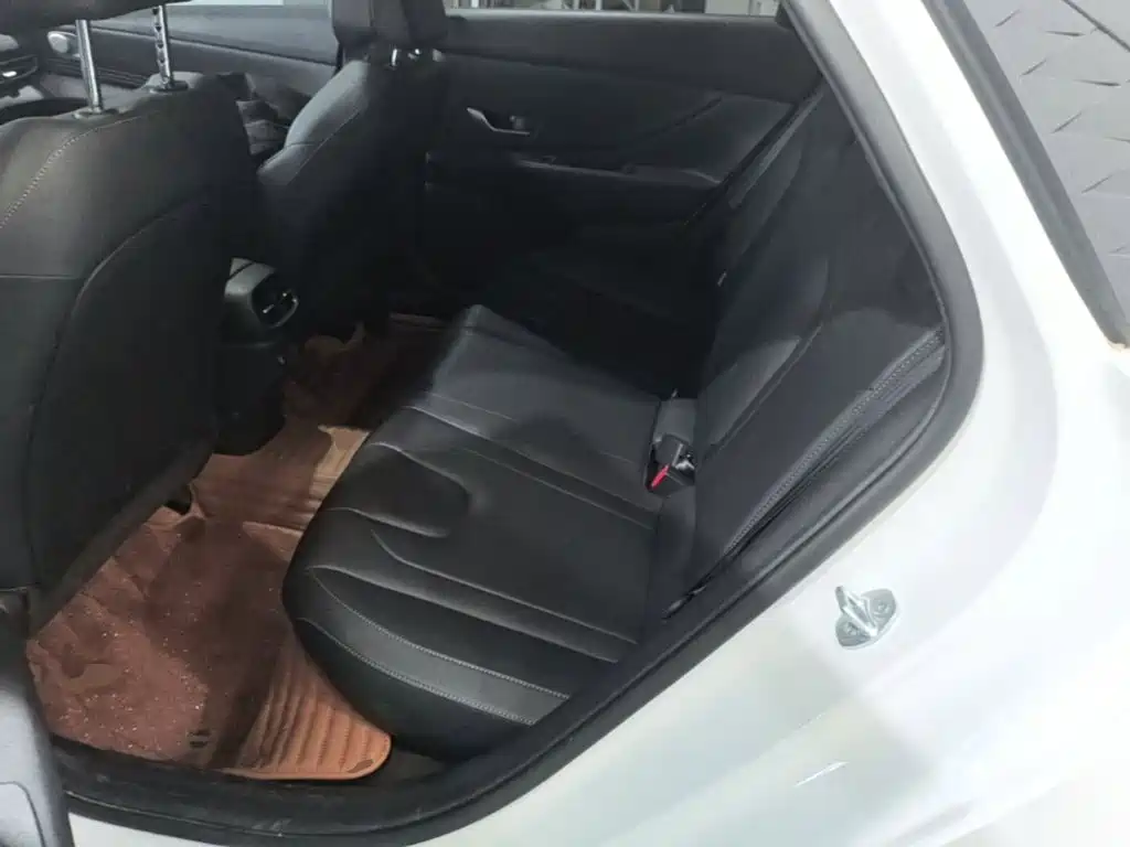 Hyundai Elantra — фото 17