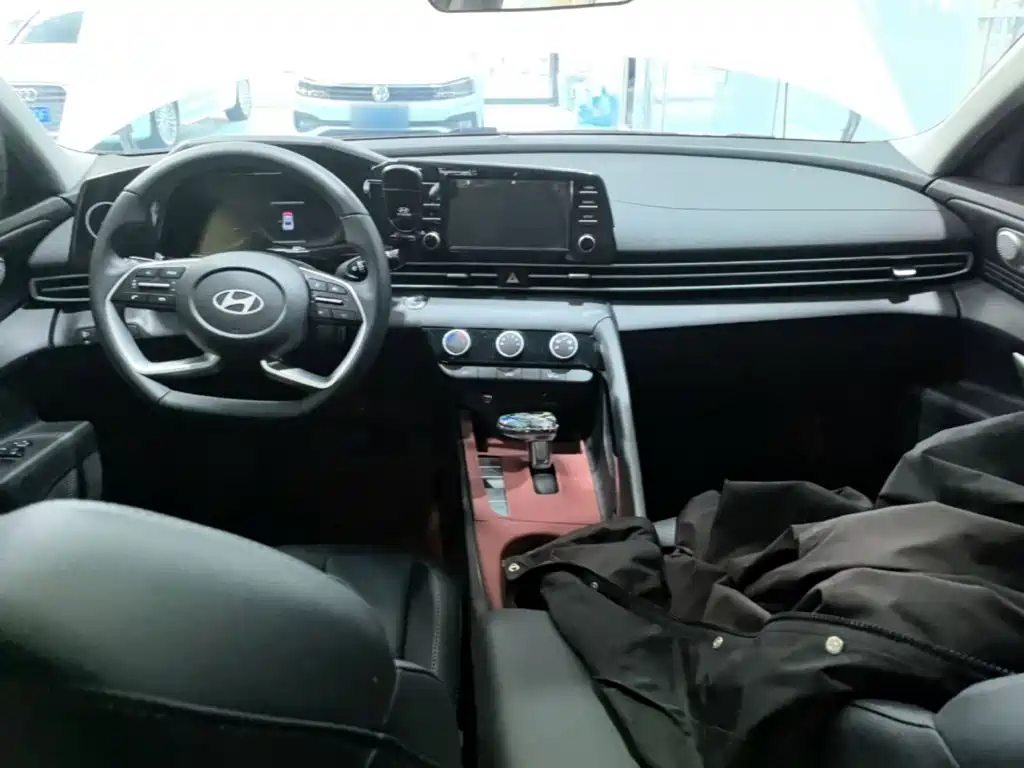 Hyundai Elantra — фото 10