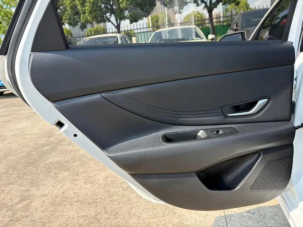 Hyundai Elantra — фото 17