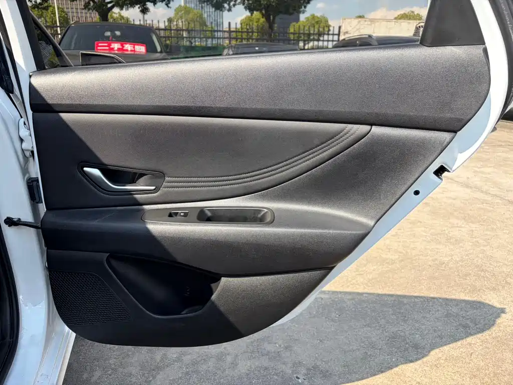 Hyundai Elantra — фото 18