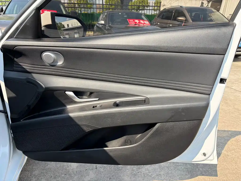 Hyundai Elantra — фото 19