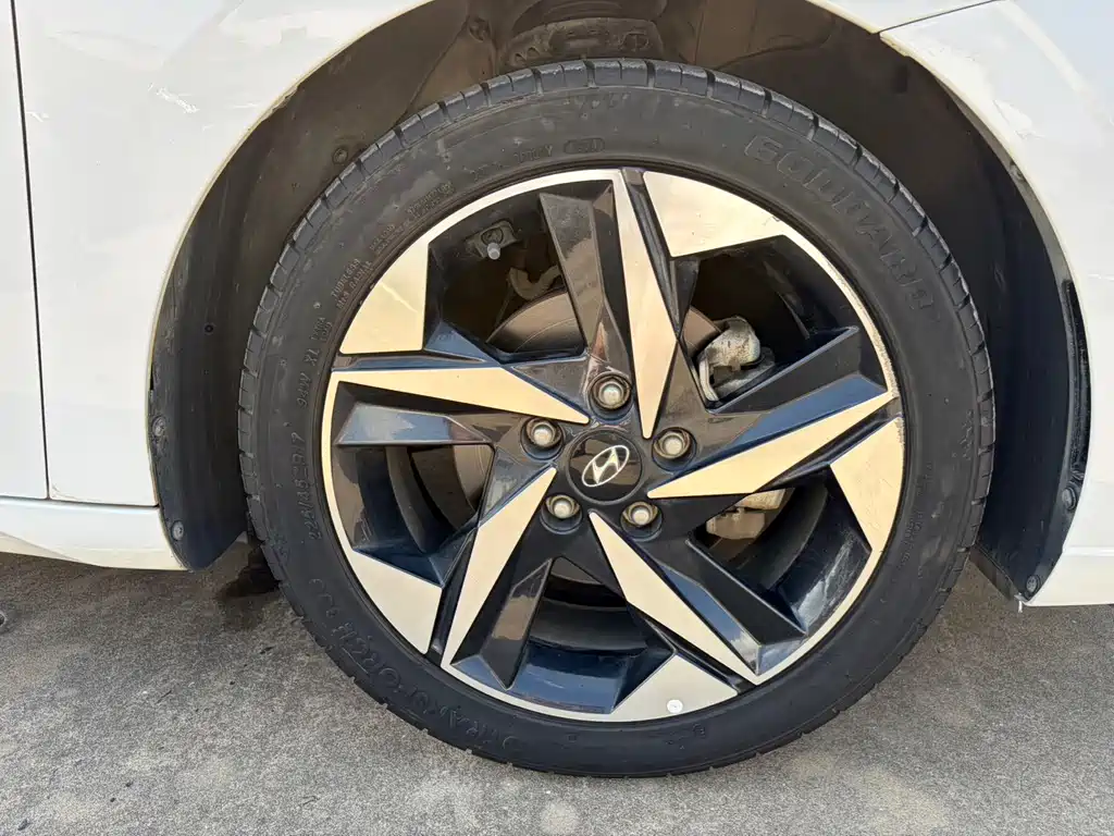 Hyundai Elantra — фото 20