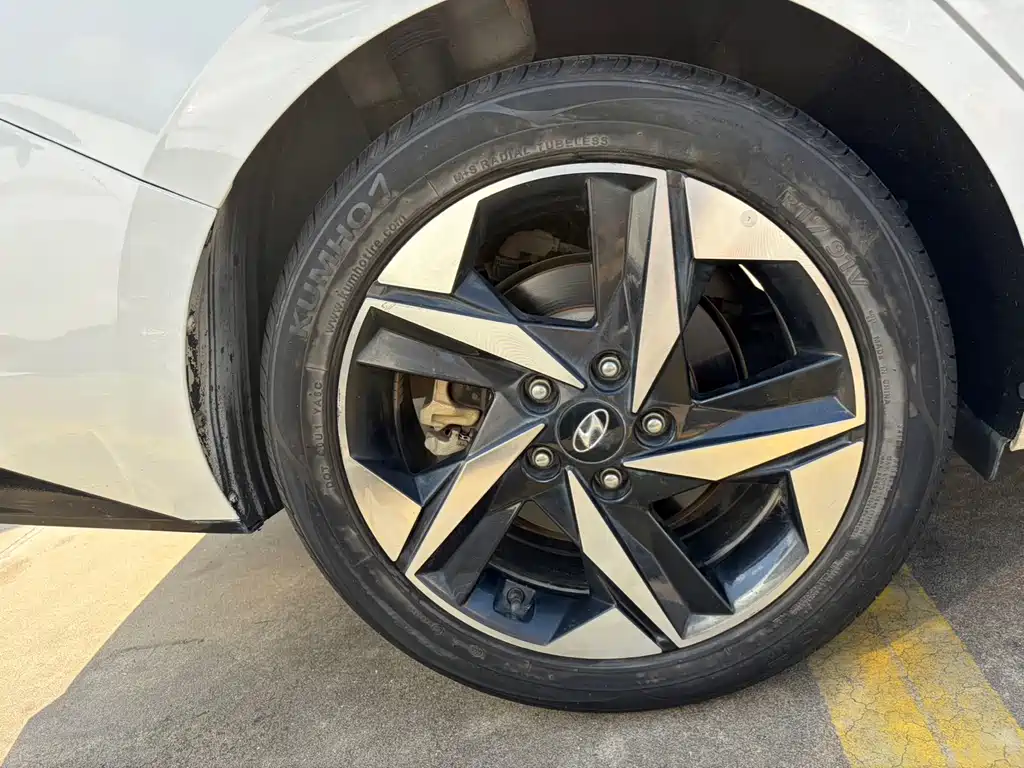 Hyundai Elantra — фото 21