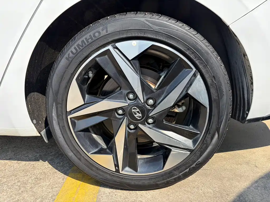Hyundai Elantra — фото 22