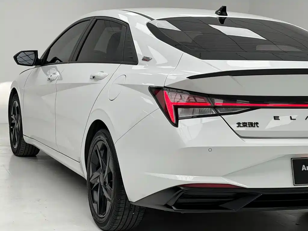 Hyundai Elantra — фото 20