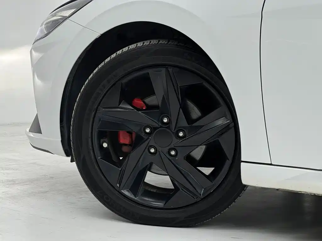 Hyundai Elantra — фото 23