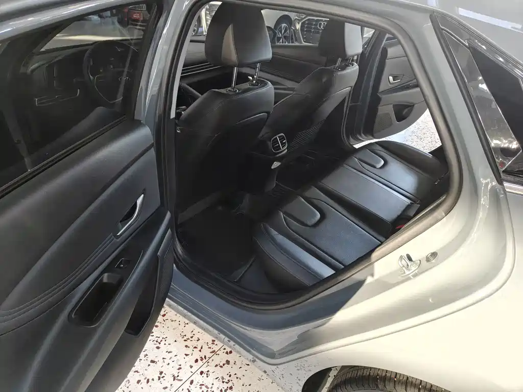 Hyundai Elantra — фото 11