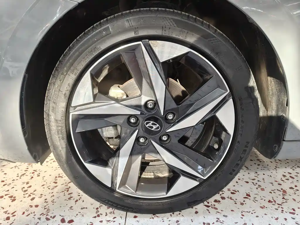 Hyundai Elantra — фото 17