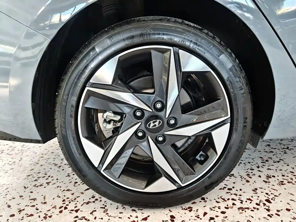 Hyundai Elantra — фото 19