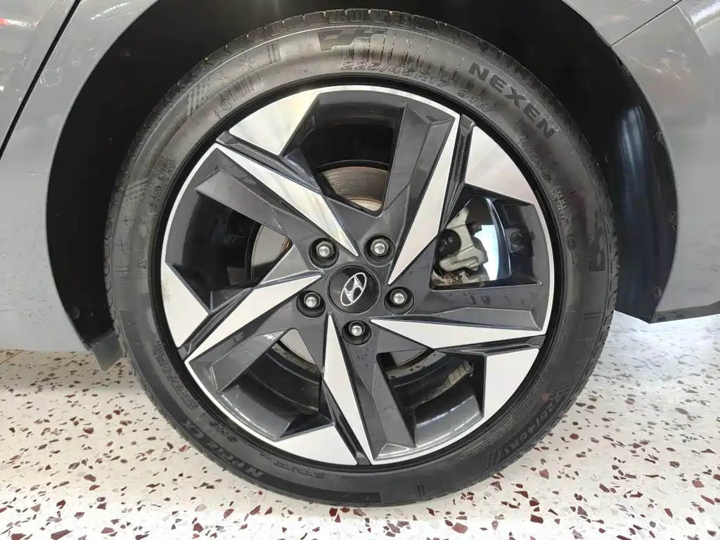 Hyundai Elantra — фото 20