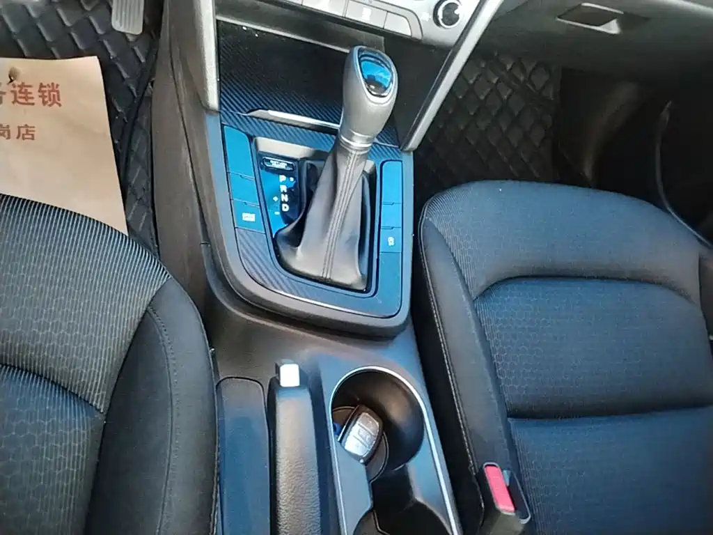 Hyundai Elantra — фото 14