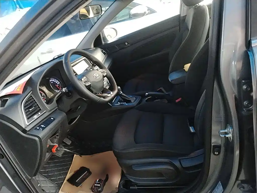 Hyundai Elantra — фото 15