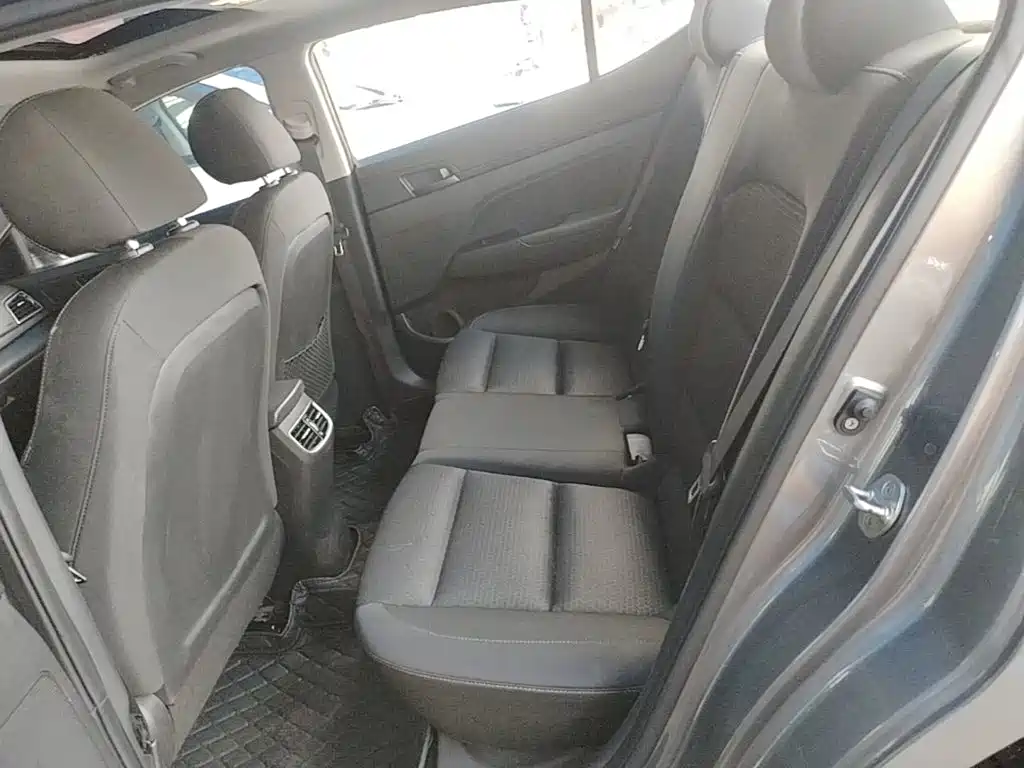 Hyundai Elantra — фото 17