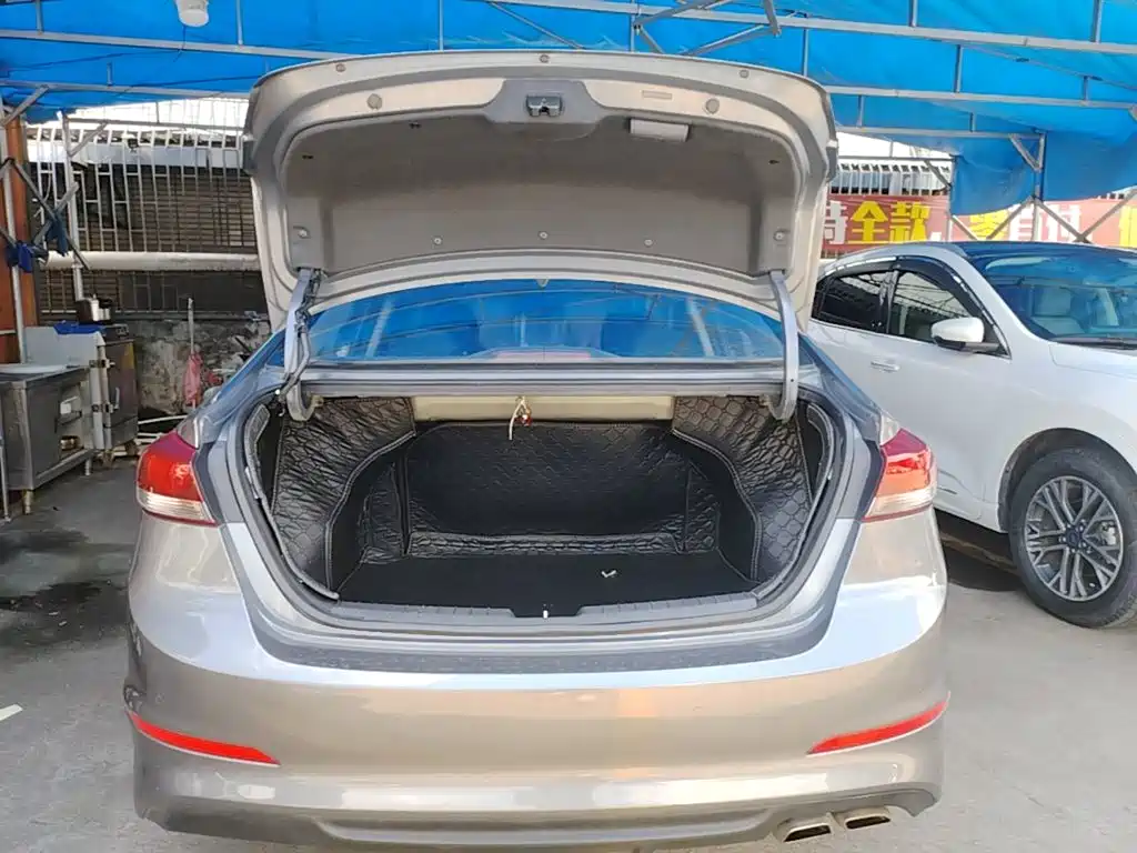 Hyundai Elantra — фото 19